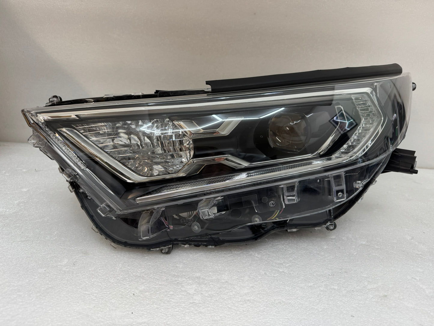 TOYOTA RAV 4 81185-42A23