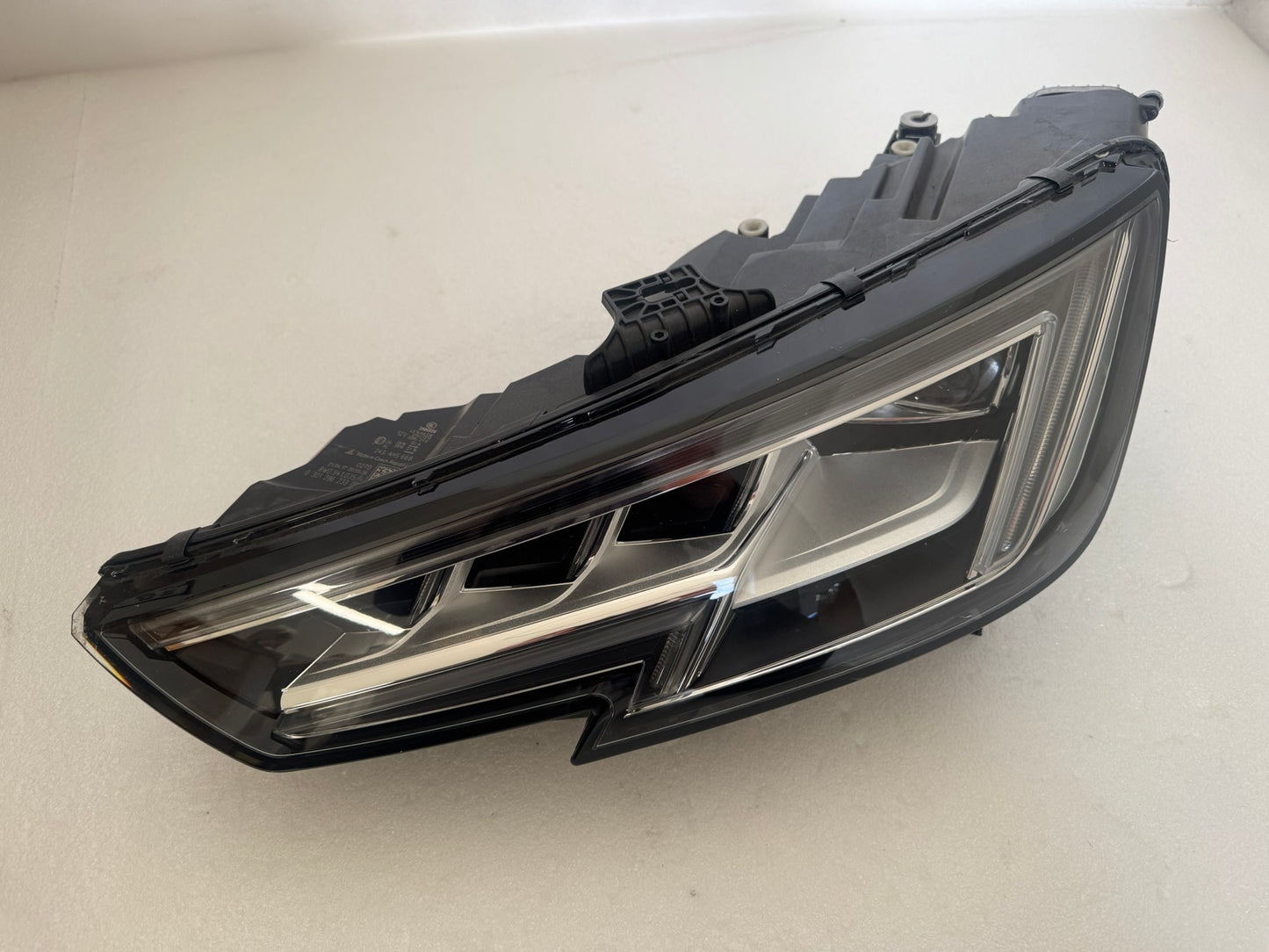 AUDI A4    8W0941035A