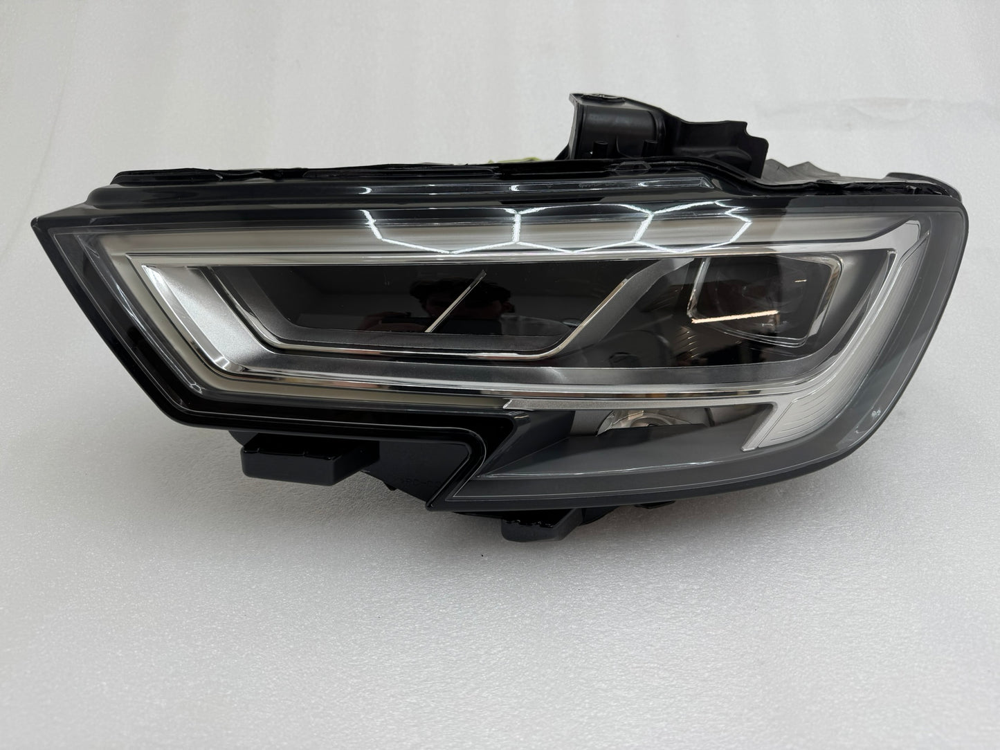 AUDI A3  8V0941033D