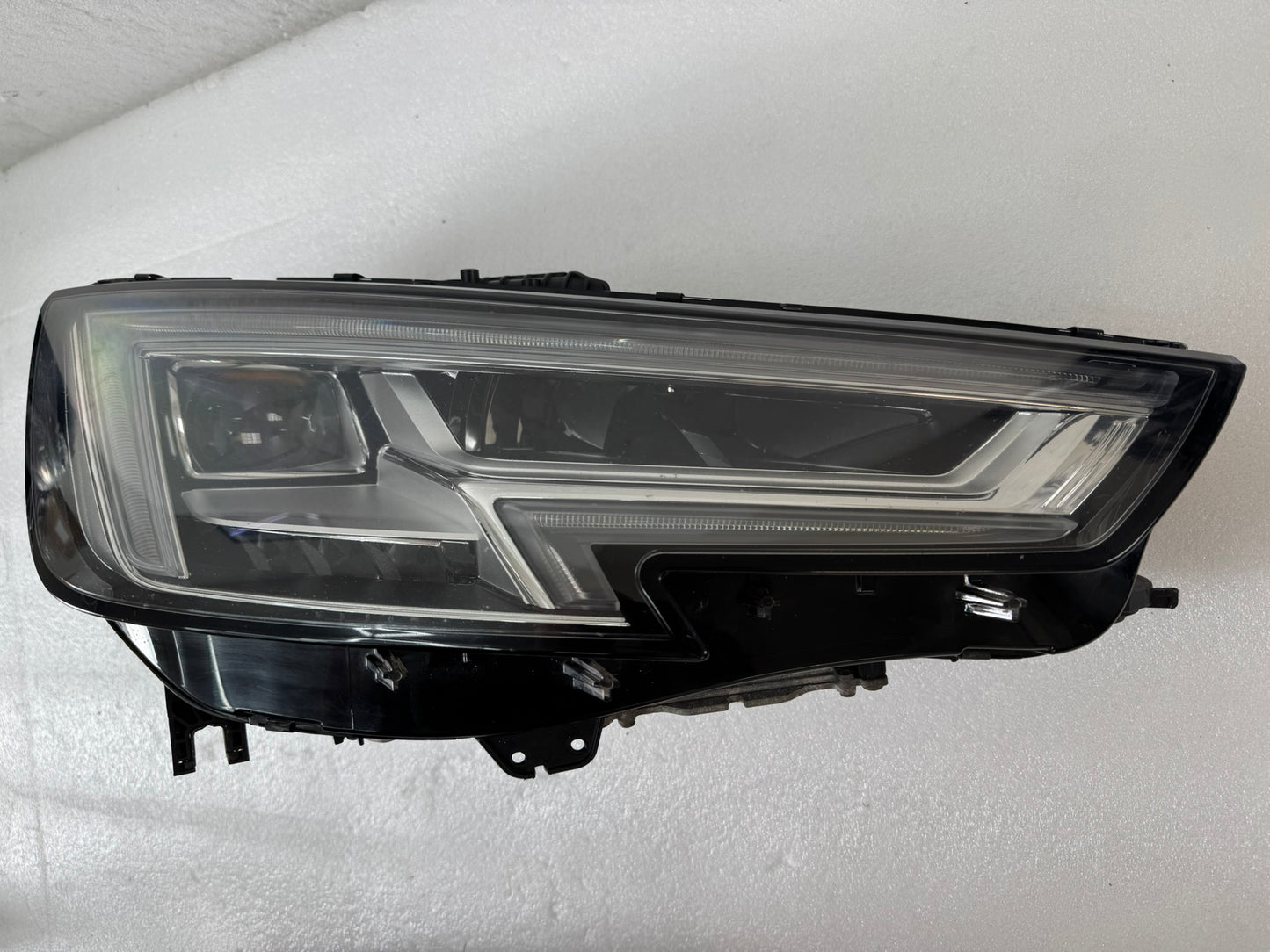 AUDI A4  8W0941034A