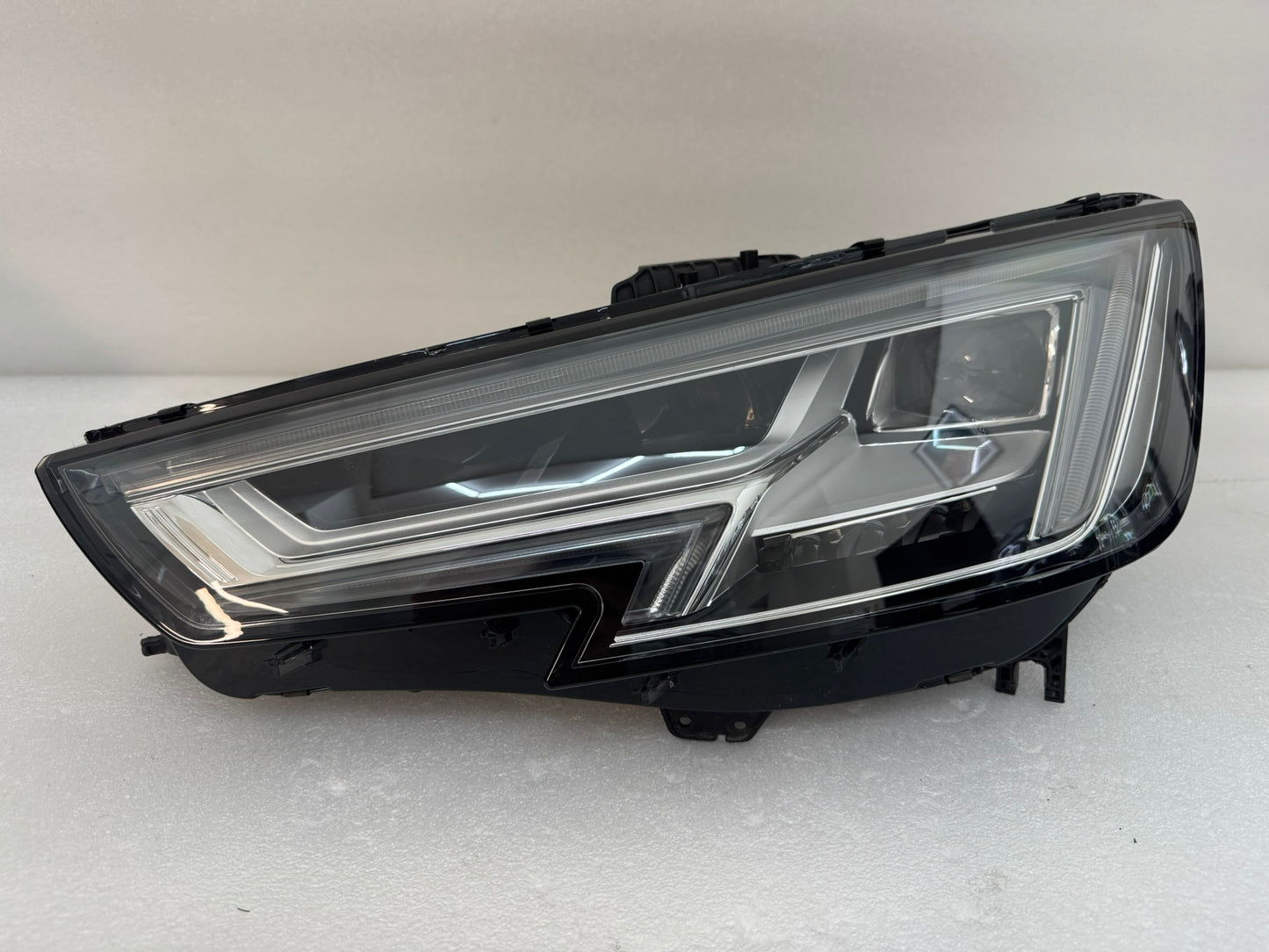 AUDI A4  8W0941033A