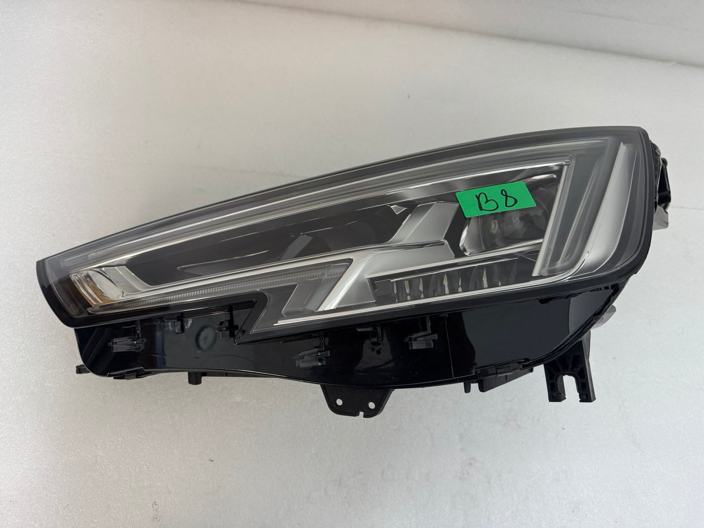 AUDI A4  8W0941033A