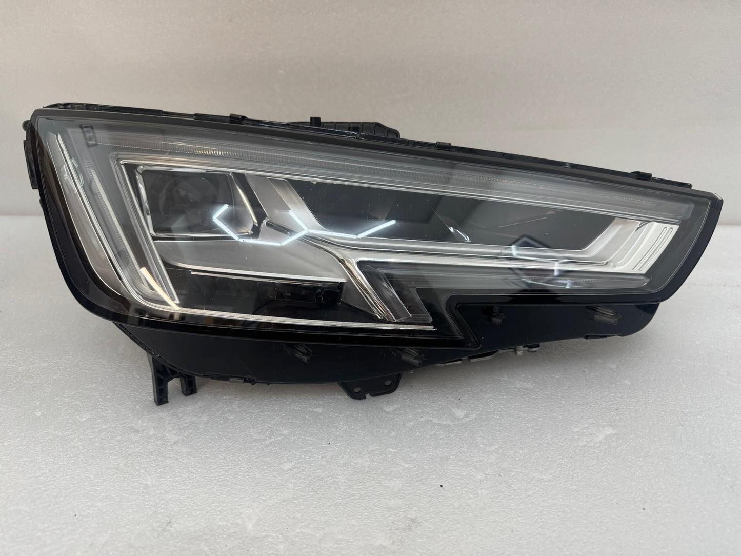 AUDI A4  8W0941034A