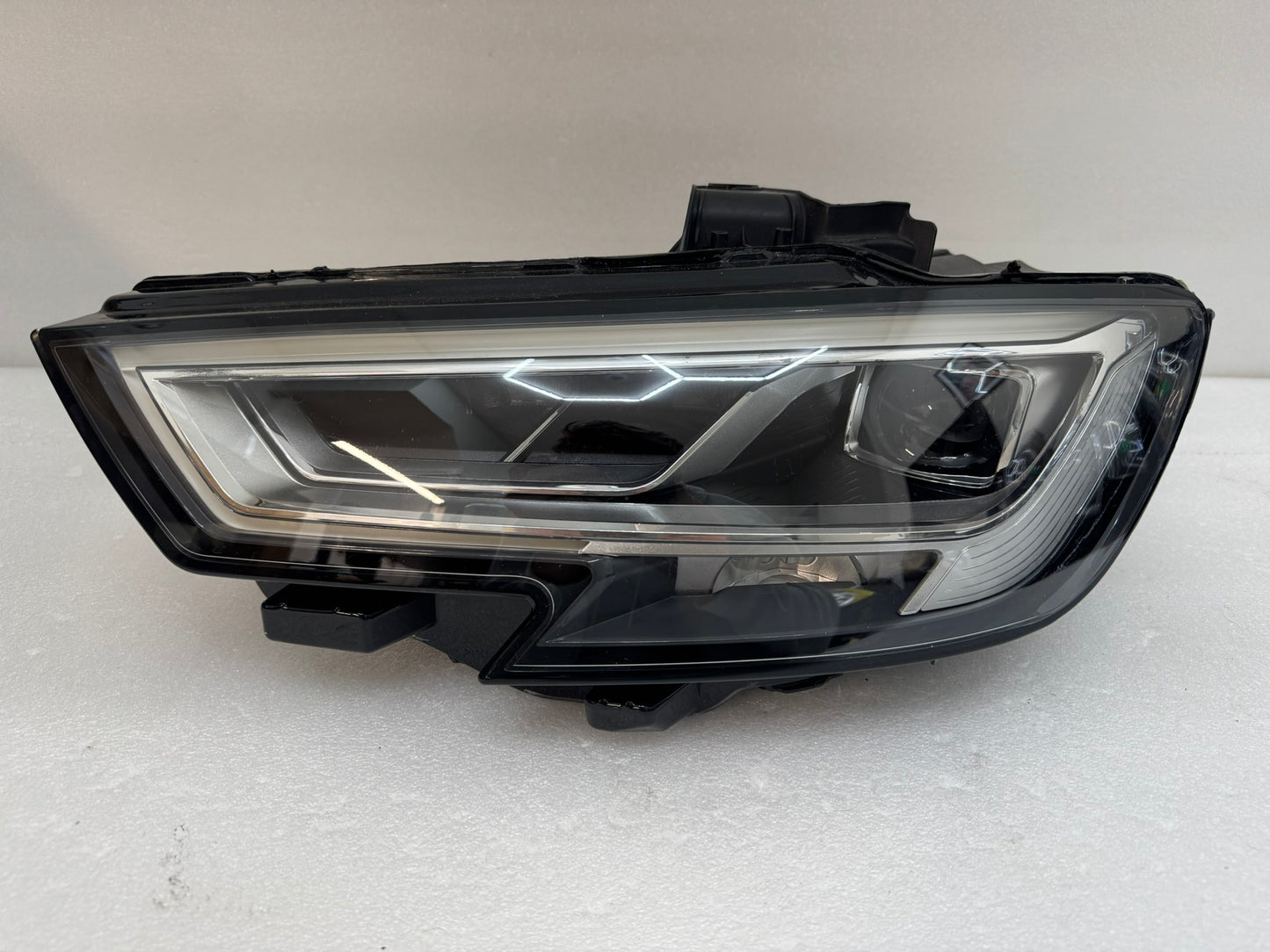 AUDI A3  8V0941033D