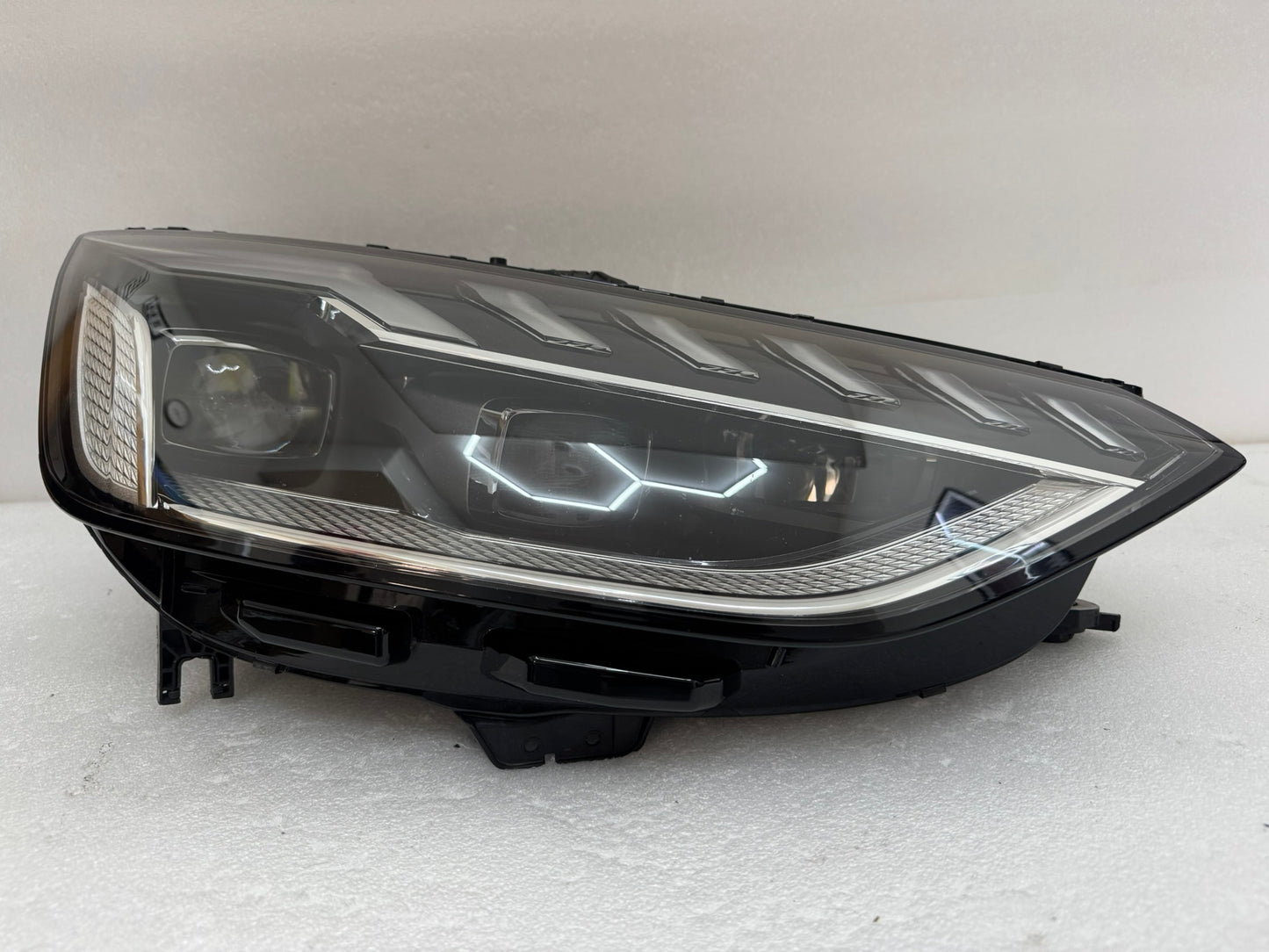 AUDI A4	8W0941036E